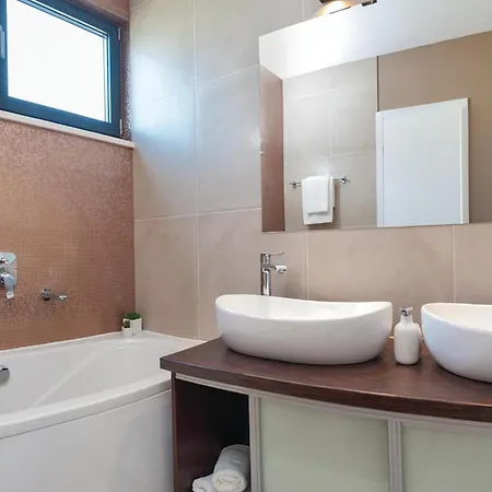 Cozy In Okrug Gornji With House Sea View בית נופש *