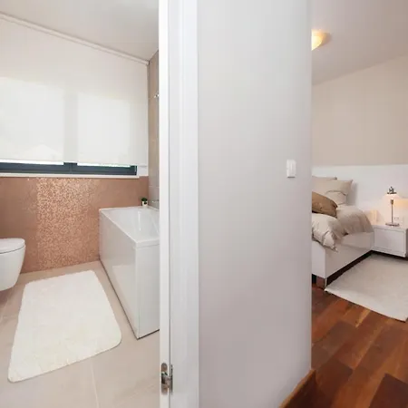 Cozy In Okrug Gornji With House Sea View בית נופש