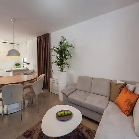 Semesterbostad Cozy In Okrug Gornji With House Sea View *