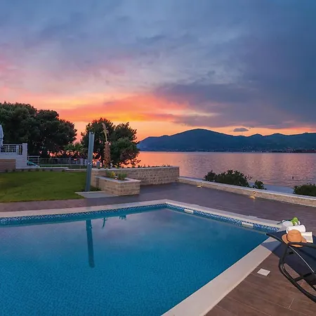 Cozy In Okrug Gornji With House Sea View Semesterbostad